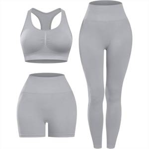 Conjunto deportivo de 3 piezas transpirable y moldeador de glúteos con estampado personalizado para mujer, conjunto de yoga con espalda cruzada para fitness. - Product Image 1
