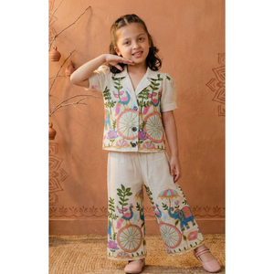Conjunto coordinado de media manga para niños con bordado étnico en algodón khadi, cuello con cuelloleta y detalles florales en dori, y lazo a juego para ocasiones festivas. - Product Image 6