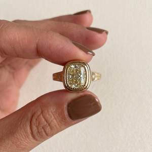 Anillo Art Deco de Moissanita con Corte Cojín de 2CT en Color Amarillo, Oro Sólido de 14K, Unisex, Regalo de Aniversario o Promesa para Parejas - Product Image 2