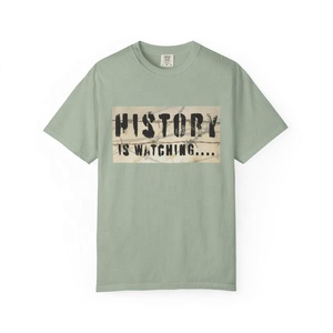 Camiseta de Hombre con Estampado History Is Watching, Manga Corta, Cuello Redondo, Corte Regular, 100% Algodón Jersey - Product Image 5