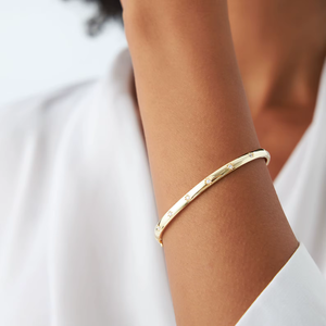 Bracelet jonc classique en or jaune avec diamants ronds taille brillant cultivés en laboratoire, bijoux pour femme à porter au quotidien - Product Image 3
