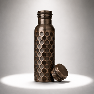 Bouteille d'eau en cuivre, finition satinée lisse avec base texturée, bouteille à boire réutilisable et étanche pour la maison, le bureau, les voyages et le fitness - Product Image 5