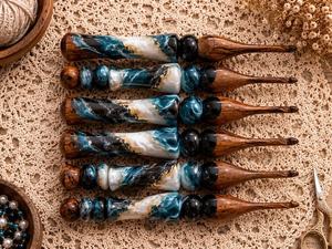 Crochets en bois de résine époxy avec poignée conçue pour un glissement facile du fil et une finition lisse pour le crochet manuel - Product Image 1