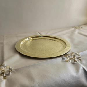 Bandeja Decorativa Redonda de Latón con Patrón Geométrico Grabado, Diseño Tradicional, Decoración del Hogar, Hecha a Mano en Oriente Medio - Product Image 5