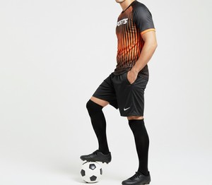 Camiseta Deportiva para Hombre, Manga Corta, Cuello en V, Negra con Rayas Naranjas, Absorbe la Humedad, Ropa de Fútbol, Ajuste Atlético, Estampado Sublimado - Product Image 4