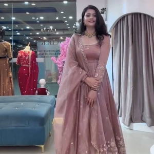 AARIKA TEXTILE Lehenga Choli en soie froissée lourde avec broderie et sequins, entièrement cousu, de créateur, longueur ras du sol, coupe ample, été - Product Image 2