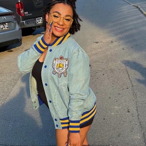 แจ็คเก็ตยีนส์ Sigma Gamma Rho แบบ Bomber สีน้ำเงินสั่งทำพิเศษ เสื้อแจ็คเก็ตยีนส์ลำลองสไตล์สตรีทแวร์ พร้อมปลายแขนและชายเสื้อแบบริบ OEM ODM - Product Image 4