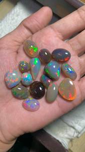 Opale d'Éthiopie naturelle, cabochon, formes variées, pierre précieuse en vrac, jeu de couleurs, base noire et blanche, pour la fabrication de bijoux - Product Image 1