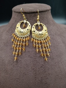 ต่างหูระย้าประดับคริสตัลและเพชรเทียมชุบทองคำ ดีไซน์คลาสสิกจาก Amaira Jewels ของขวัญสำหรับผู้หญิง เครื่องประดับสไตล์ดั้งเดิมแบบชาติพันธุ์ สื่อถึงความสงบสุข - Product Image 3