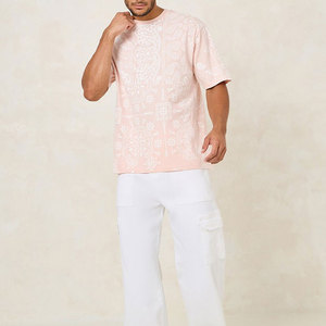 Camiseta de Manga Corta Rosa para Hombre con Estampado Paisley, Cuello Redondo, Corte Holgado, Estilo Casual, 100% Algodón Jersey - Product Image 4
