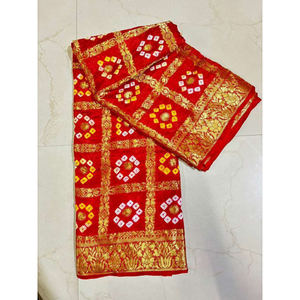 Sari Gharchola Bandhej de Seda Artística de Primera Calidad, Diseño Tradicional Gujarati a Cuadros con Elegante Tejido Zari - Product Image 1