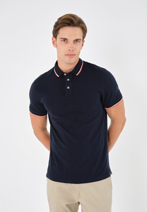 เสื้อโปโลผู้ชายผ้าฝ้ายแขนสั้นทรงปกติ สีพื้น แต่งขอบผ้าถัก - Product Image 2