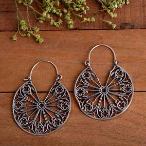 Boucles d'oreilles créoles en filigrane en argent sterling 925 faites à la main pour femmes |   Mandala floral en argent oxydé, style bohème hippie, or/argent - Product Image 1