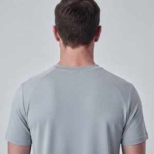เสื้อยืดคอกลมทรงสลิมสำหรับผู้ชาย ผลิตจากโพลีเอสเตอร์ผสมอีลาสเทน พิมพ์ลายโลโก้ด้วยเทคนิคซิลค์สกรีน คุณภาพดี ราคาส่ง แห้งเร็ว - Product Image 3