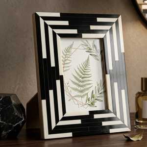 Marco Artesanal Moderno de Resina e Incrustaciones de Hueso, Exhibidor de Fotos Hecho a Mano de Primera Calidad con Elegantes Detalles de Mosaico para una Decoración Interior con Estilo - Product Image 6