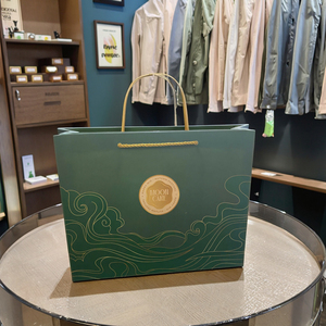 โรงงานขายส่งถุงกระดาษช้อปปิ้งพิมพ์โลโก้ตามสั่ง ถุงของขวัญสุดหรูสำหรับโปรโมชั่น พร้อมหูหิ้ว สำหรับใช้ในธุรกิจ - Product Image 1