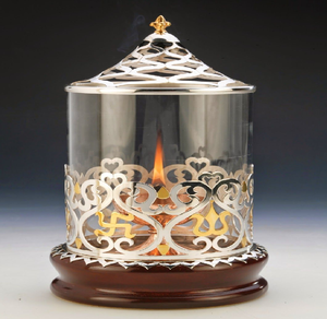 Elegante diya de latón con cristales incrustados y tapa con diseño de estrella para un brillo divino. Disponible a precios de mayorista. - Product Image 2