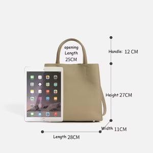 Sac fourre-tout en cuir véritable de qualité supérieure pour femmes, élégant sac à main taupe avec poignée supérieure et bandoulière réglable, sac carré stylé - Product Image 3