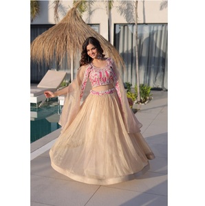 Lehenga Choli de Seda Sindur de Diseño con Bordado de Cuentas, Blusa sin Mangas y Bolero a Juego para Mujer - Product Image 1