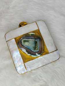 Pochette de soirée luxueuse en métal fait main avec incrustation de nacre et motif floral en cristal, pour femme, idéale pour les soirées. - Product Image 4