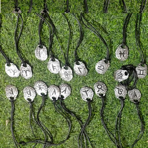 กะโหลกศีรษะเหล็กฟอร์จเครื่องประดับสไตล์โกธิคสำหรับผู้ชายสร้อยคอโซ่พร้อมจี้รูนทำจากสเตนเลสสำหรับงานปาร์ตี้แสนโรแมนติกของชาวคริสต์ - Product Image 4