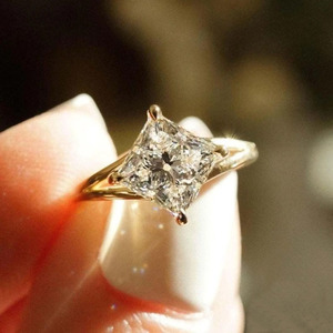 Anillo de Compromiso de Plata de Ley 925 con Moissanita de Corte Princesa de 3 Quilates, Diseño Minimalista con Engaste de Puntas y Brazo Dividido Estilo Este-Oeste - Product Image 2