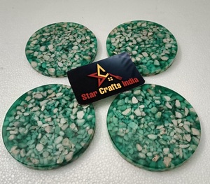 Ensemble de 4 dessous-de-verre multifonctionnels en résine époxy avec pierres naturelles intégrées, écologiques et modernes, style terrazzo - Product Image 1