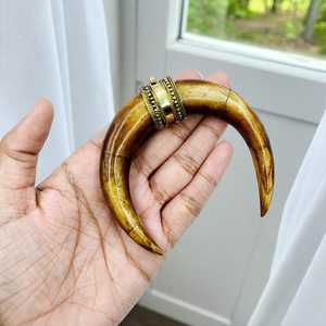Pendentif artisanal en os de bœuf, collier croissant en os de buffle, bijoux avec attache en laiton plaqué, artisanat en os naturel par Curio Craft - Product Image 3