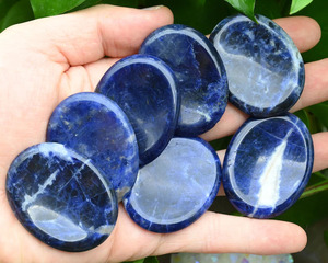 Pierre de méditation en sodalite polie de haute qualité, 8-10 grammes, forme ovale, pour massage du pouce et Feng Shui - Product Image 2