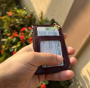 ที่ใส่บัตรประจำตัวแบบ 2-in-1 หนังแท้ พร้อมสายคล้องคอแบบยืดหดได้ กระเป๋าใส่บัตรธุรกิจแบบมีซิป - Product Image 3