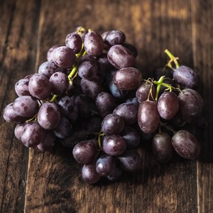 Raisins rouges frais de qualité supérieure, de saison, de type <span class=keywords><strong>Globe</strong></span> Garape, doux, d'Égypte, Crimson Shine, sans pépins, à vendre - Product Image 1