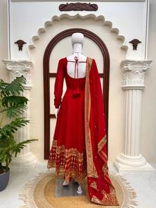 ชุดเดรส Anarkali สีแดงสำหรับผู้หญิง พร้อมผ้าคลุมไหล่ปักลายทองหนัก ดีไซน์เนอร์ออกแบบ เหมาะสำหรับงานแต่งงาน งานเลี้ยง และงานเฉลิมฉลองต่างๆ - Product Image 2