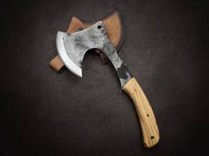 Hache viking en acier carbone forgé à la main avec manche en bois de noyer : hache de camping - Product Image 1