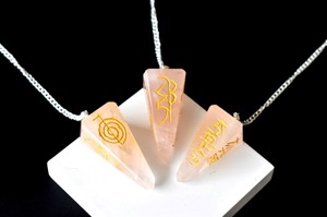 Vente en gros de cristaux et pierres de quartz rose facettés pour la guérison énergétique Reiki et pendules de radiesthésie - Product Image 3