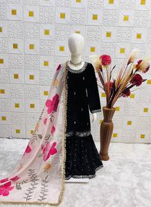 Ensemble Sharara en velours noir pour enfants avec broderie – Tenue ethnique pour filles pour les occasions spéciales - Product Image 3