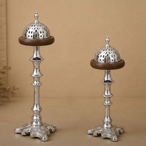 Elegante Quemador de Incienso Plateado con Base Ornamentada, Plataforma con Detalles en Madera y Tapa de Cúpula Intrincadamente Perforada para Aromatizar el Hogar - Product Image 1