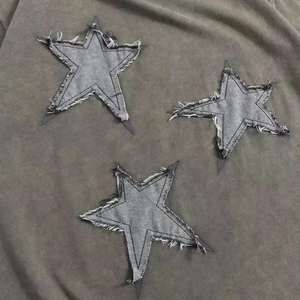 T-shirt pour homme en coton délavé, effet vieilli, brodé, infroissable, imprimé en relief - Product Image 4