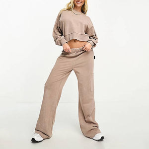 Conjunto de sudadera corta beige para mujer y pantalones cargo anchos a juego, conjunto de dos piezas de ropa informal de felpa gruesa de primera calidad - Product Image 1