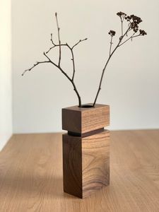 Vase à fleurs en bois artisanal écologique, conçu pour une décoration intérieure naturelle, avec une finition durable et un attrait artistique - Product Image 3