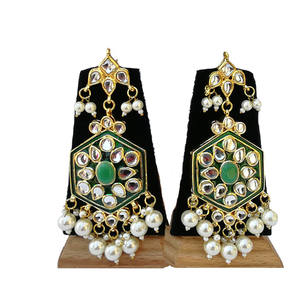 Ensemble collier et boucles d'oreilles plaqué or style Polki de créateur, orné d'élégantes perles, idéal pour les fiançailles, les mariages et les soirées. - Product Image 3