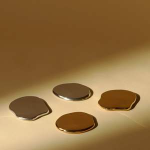 Juego de posavasos de latón pesado con acabado pulido para decoración del hogar, juego de posavasos de latón de diseño artesanal para cenas de lujo - Product Image 1