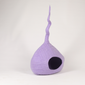 Cama para Gatos de Fieltro en Forma de Lágrima Color Lavanda con Cola Juguetona, Acogedora Cueva Hecha a Mano de Lana para Gatos y Gatitos, Moderna Casa Interior para Mascotas - Product Image 5