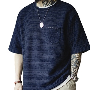 เสื้อยืดผ้าแจ็คการ์ดลายคลื่นถักแบบย้อนยุคของผู้ชายสำหรับฤดูร้อนเสื้อแขนสั้นทรงหลวมสีพื้นทำจากผ้าโพลีเอสเตอร์/ คอตตอน - Product Image 1