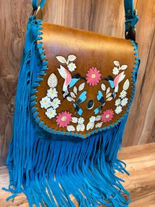 Bolso Estilo Saddle Bag con Diseño de Colibrí, Libélula y Flor Tallados y Pintados a Mano Alrededor de una Piedra Turquesa - Product Image 3