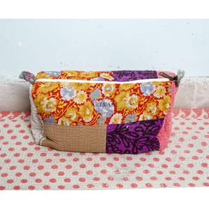 Magnifique ensemble de 3 trousses de toilette matelassées à imprimé floral Kantha vintage pour femmes, pour voyages et rangement de cosmétiques - Product Image 5