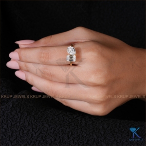 แหวนหมั้นเพชรทรงลูกแพร์และทรงมรกต เพชรเลี้ยงในห้องปฏิบัติการ ทองคำแท้สีเหลือง สองเม็ด เครื่องประดับเจ้าสาวคุณภาพสูง ขายส่ง - Product Image 4