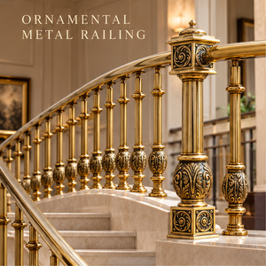 Rampe d'escalier dorée de style régale avec poteaux à embouts carrés ornés, colliers de balustre en relief et balustrade de rampe d'escalier traditionnelle - Product Image 1