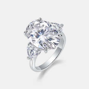 Anillo de Compromiso de Plata de Ley 925 de Primera Calidad con Tres Piedras, Elegante Anillo de Novia con Moissanita de Corte Ovalado y Esmeralda en Oro Amarillo para Bodas - Product Image 1