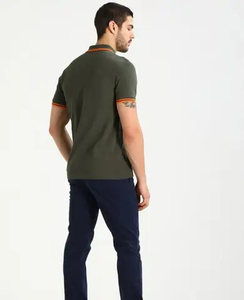 เสื้อโปโลแขนสั้นสีเขียวมะกอกสำหรับผู้ชาย แต่งขอบสีส้ม ทรงปกติ สไตล์ลำลอง ผ้าฝ้ายปิเก้ถัก 100% - Product Image 5