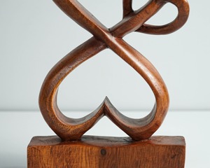 Objeto decorativo de mesa en forma de corazón de madera hecho a mano, símbolo minimalista del amor, ideal para la decoración moderna del hogar y la oficina, procedente de la India. - Product Image 3